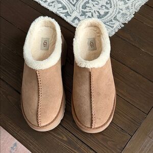 UGG new heights clogs 9